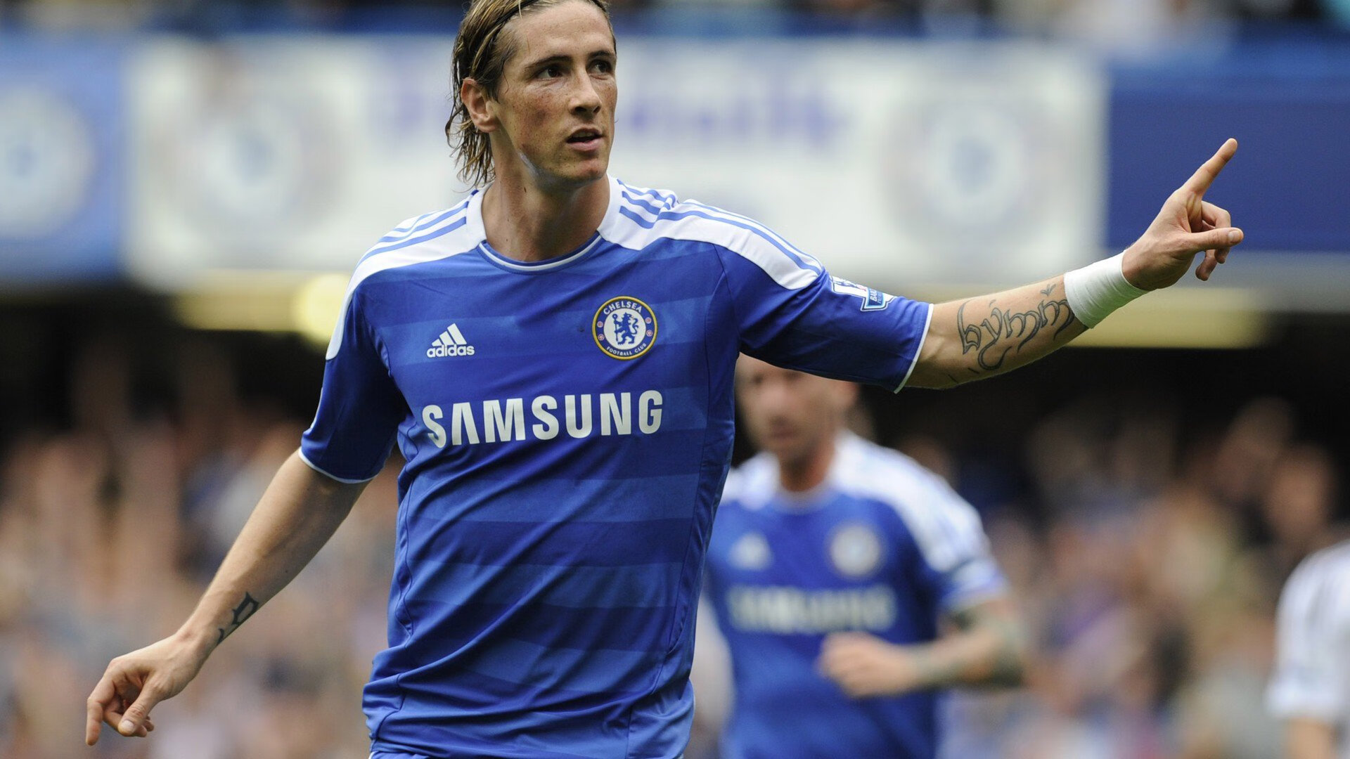 爱游戏智能体验-曼联球员探访福利院送上温暖，曼联足球运动员